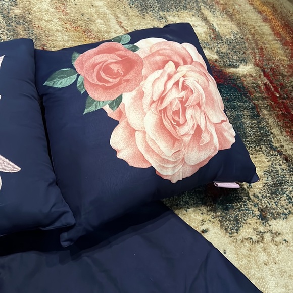 2 decorative pillows and 2 standard pillow cases 🌺🌸 - Picture 3 of 8